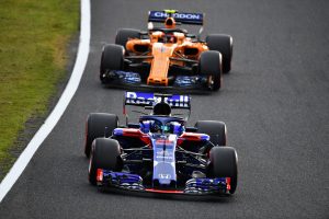 SUZUKA, JAPAN - OCTOBER 06: Brendon Hartley of New Zealand driving the (28) Scuderia Toro Rosso STR13 Honda leads Stoffel Vandoorne of Belgium driving the (2) McLaren F1 Team MCL33 Renault on track during qualifying for the Formula One Grand Prix of Japan at Suzuka Circuit on October 6, 2018 in Suzuka.  (Photo by Clive Mason/Getty Images) // Getty Images / Red Bull Content Pool  // SI201810060394 // Usage for editorial use only //