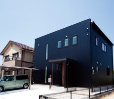 福岡県久留米市の注文住宅会社ホームラボ　BOXのネイビーの四角い外観施工事例画像