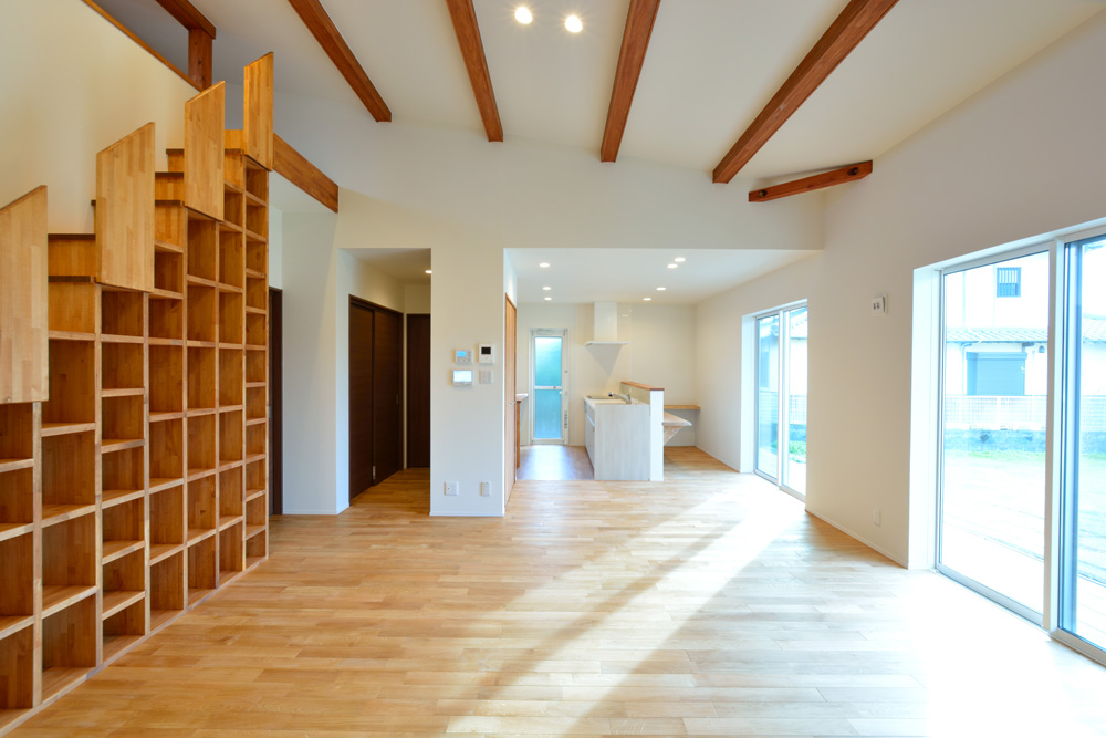 本棚 階段のある平屋 注文住宅 Harmony 注文住宅施工事例 福岡 久留米の注文住宅会社ホームラボ