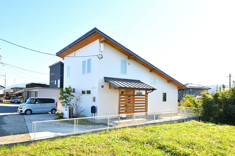 片流れ屋根 白いガルバリウムの外壁 注文住宅 Loafer ローファー 注文住宅施工事例 福岡久留米の注文住宅はホームラボ