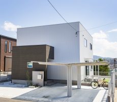 福岡県久留米市の注文住宅会社ホームラボ　BOXのホワイトとブラウンの外観施工事例画像