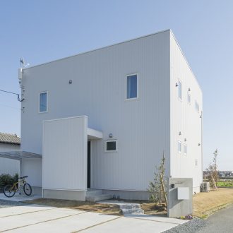 福岡県久留米市の注文住宅会社ホームラボ　BOXの白い外観施工事例画像