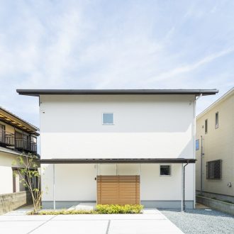 福岡県久留米市の注文住宅会社ホームラボ　NESTの白い外観施工事例画像