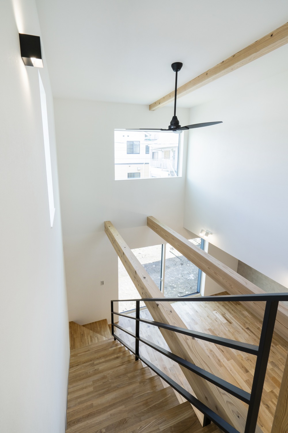 ブラックの鉄骨階段がスタイリッシュな四角いお家、注文住宅Simple Box12