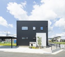 福岡県久留米市の注文住宅会社ホームラボ　BOXのブラック×ホワイトの外観施工事例画像