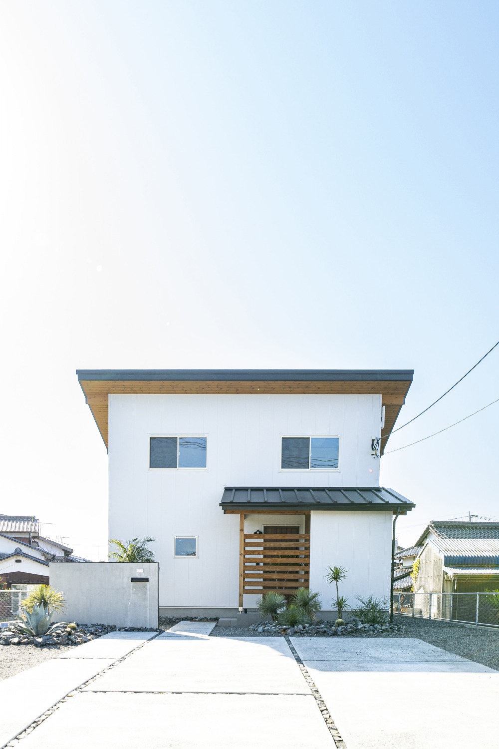 白い外壁が青空に映える南国の庭のお家 注文住宅 Bino Loafer 注文住宅施工事例 福岡久留米の注文住宅はホームラボ