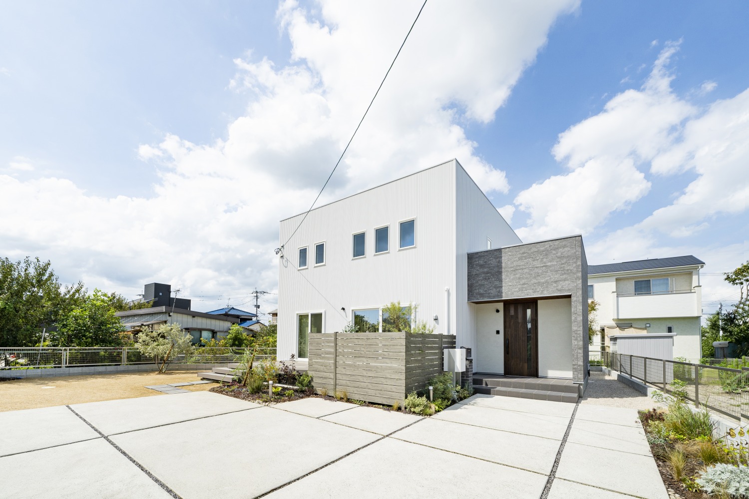 ウッドデッキから広いお庭へ繋がる白いお家 注文住宅simple Box 注文住宅施工事例 福岡久留米の注文住宅はホームラボ