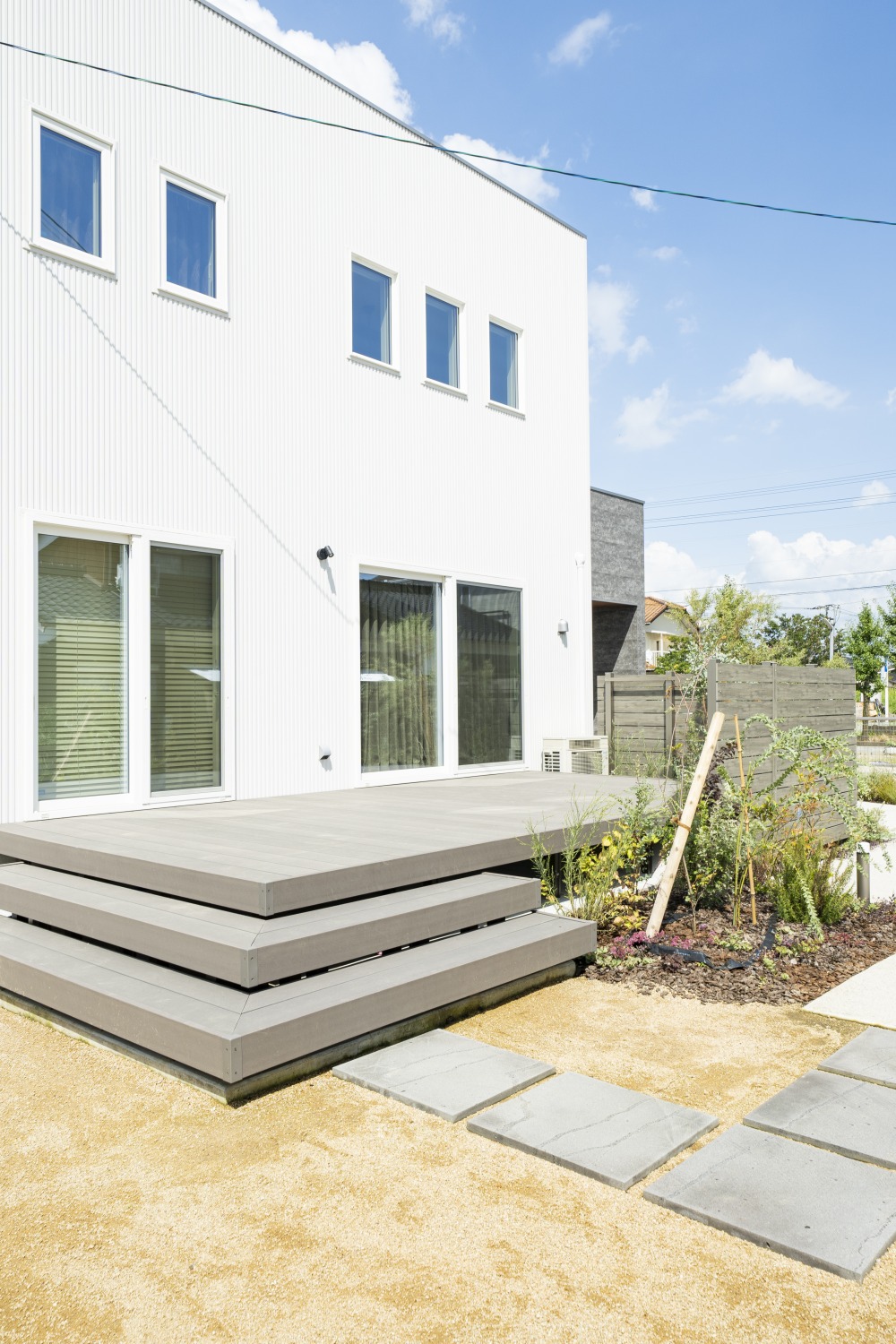 ウッドデッキから広いお庭へ繋がる白いお家 注文住宅simple Box 注文住宅施工事例 福岡久留米の注文住宅はホームラボ