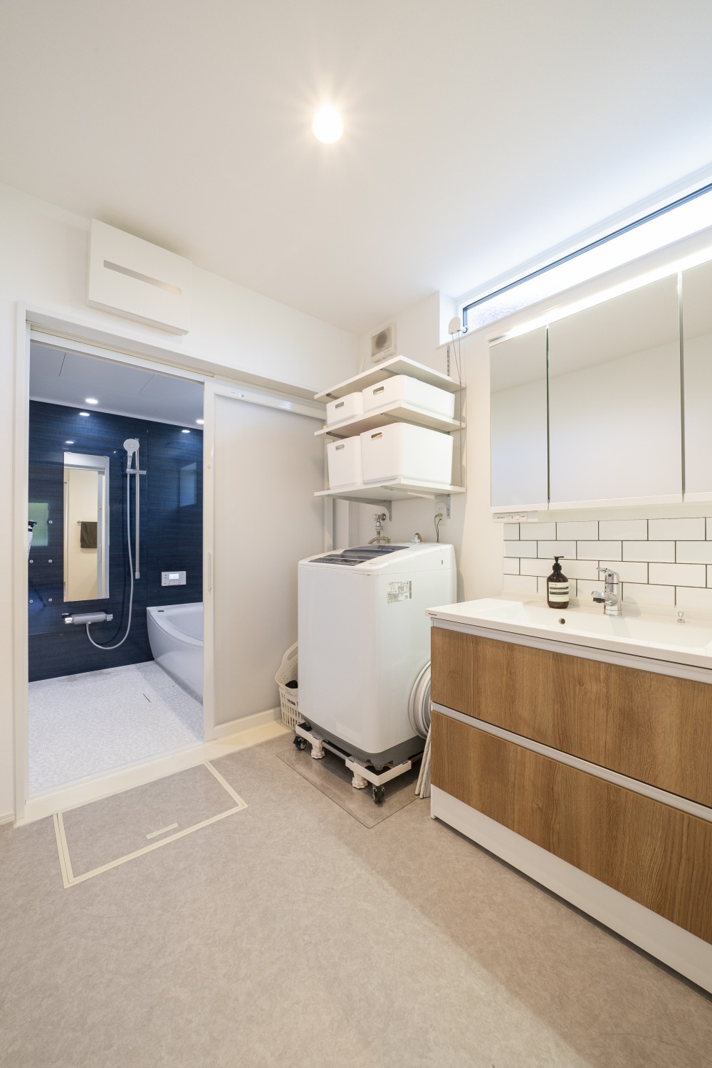 福岡県久留米市の注文住宅会社ホームラボ　BOXの洗面スペース施工事例画像