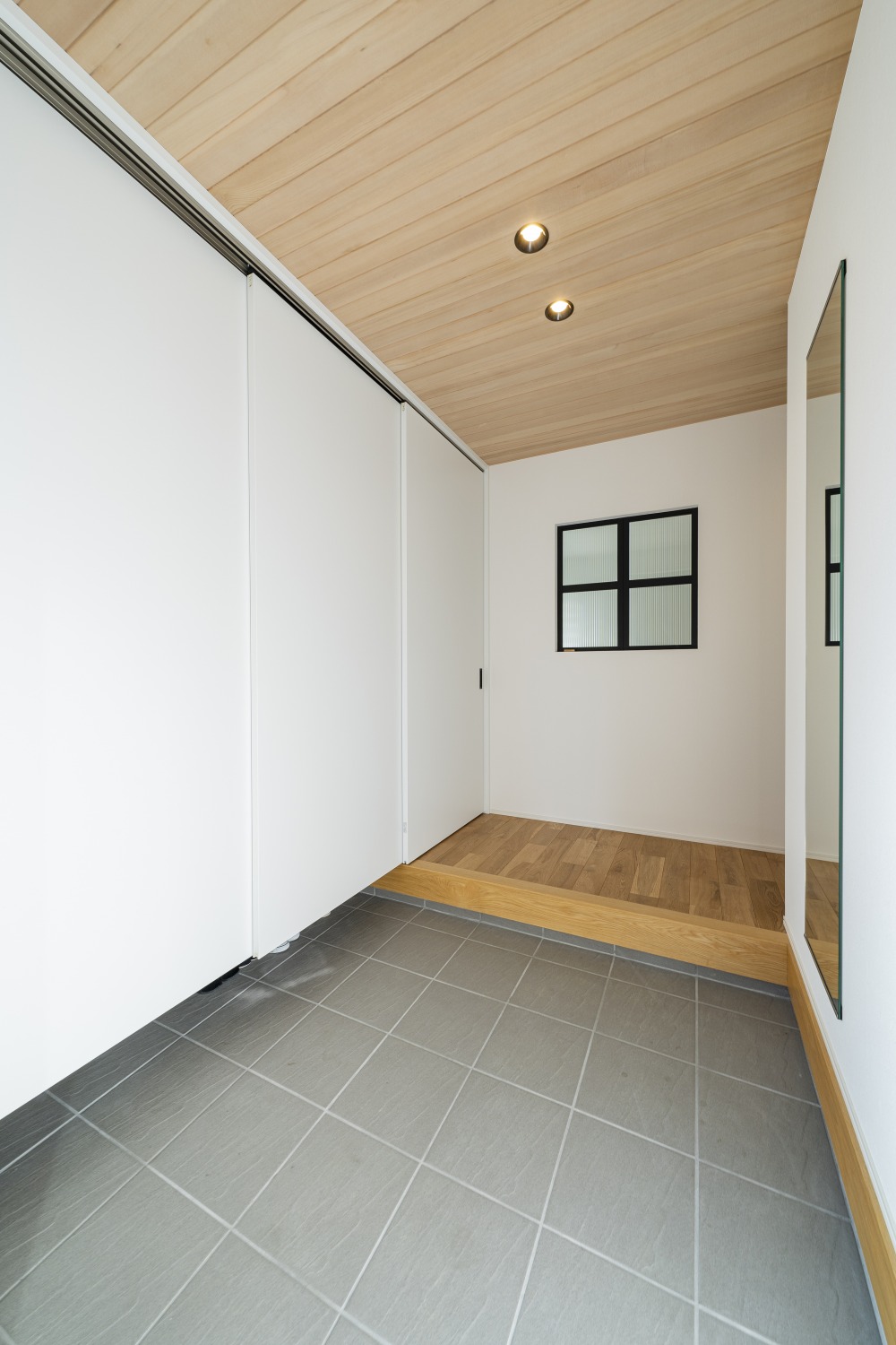 福岡県久留米市の注文住宅会社ホームラボ　BOXの玄関ホール施工事例画像
