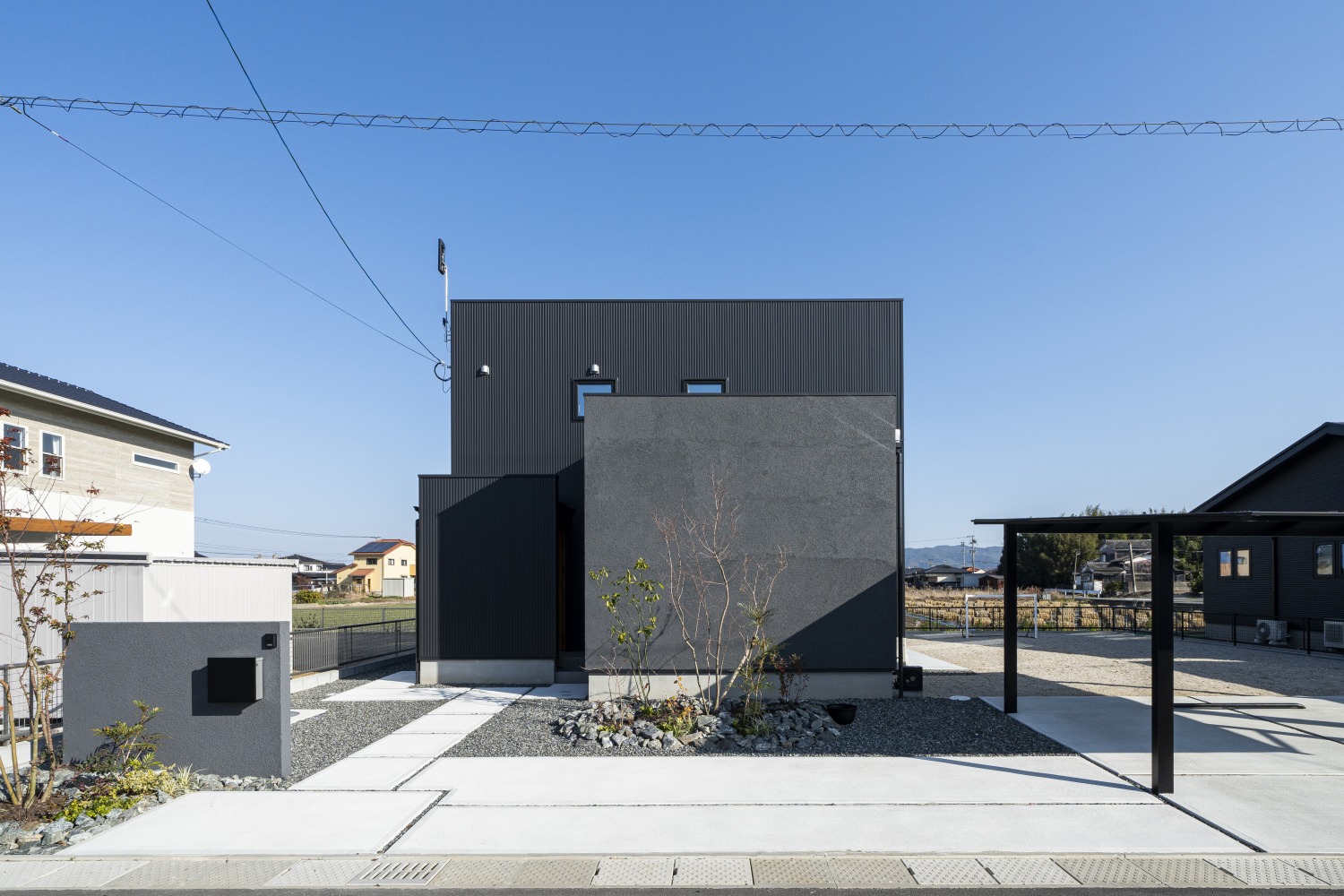 黒×グレーの格好いい外観で2階に広いフリースペースがあるお家。注文住宅Simple Box01