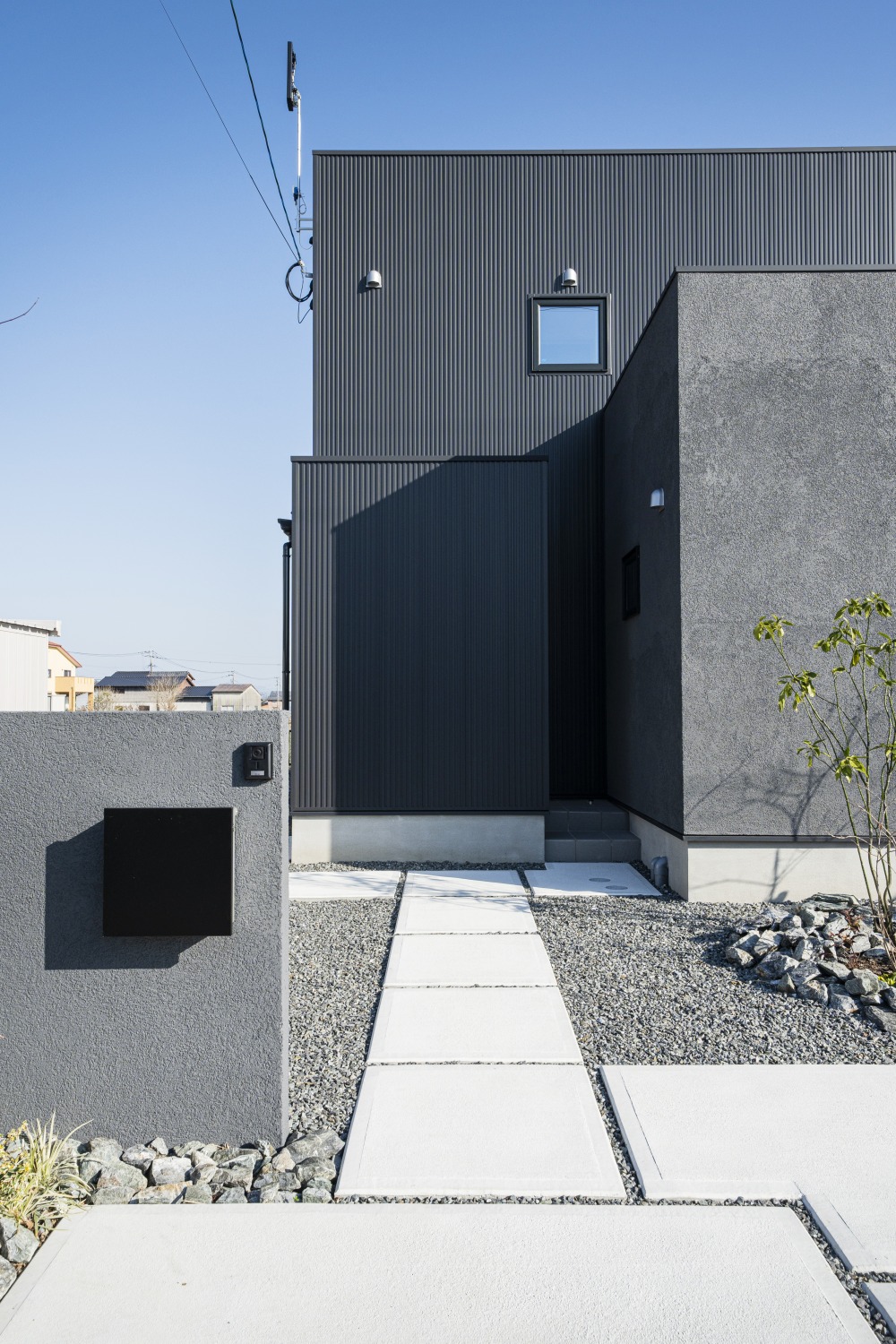 黒×グレーの格好いい外観で2階に広いフリースペースがあるお家。注文住宅Simple Box03