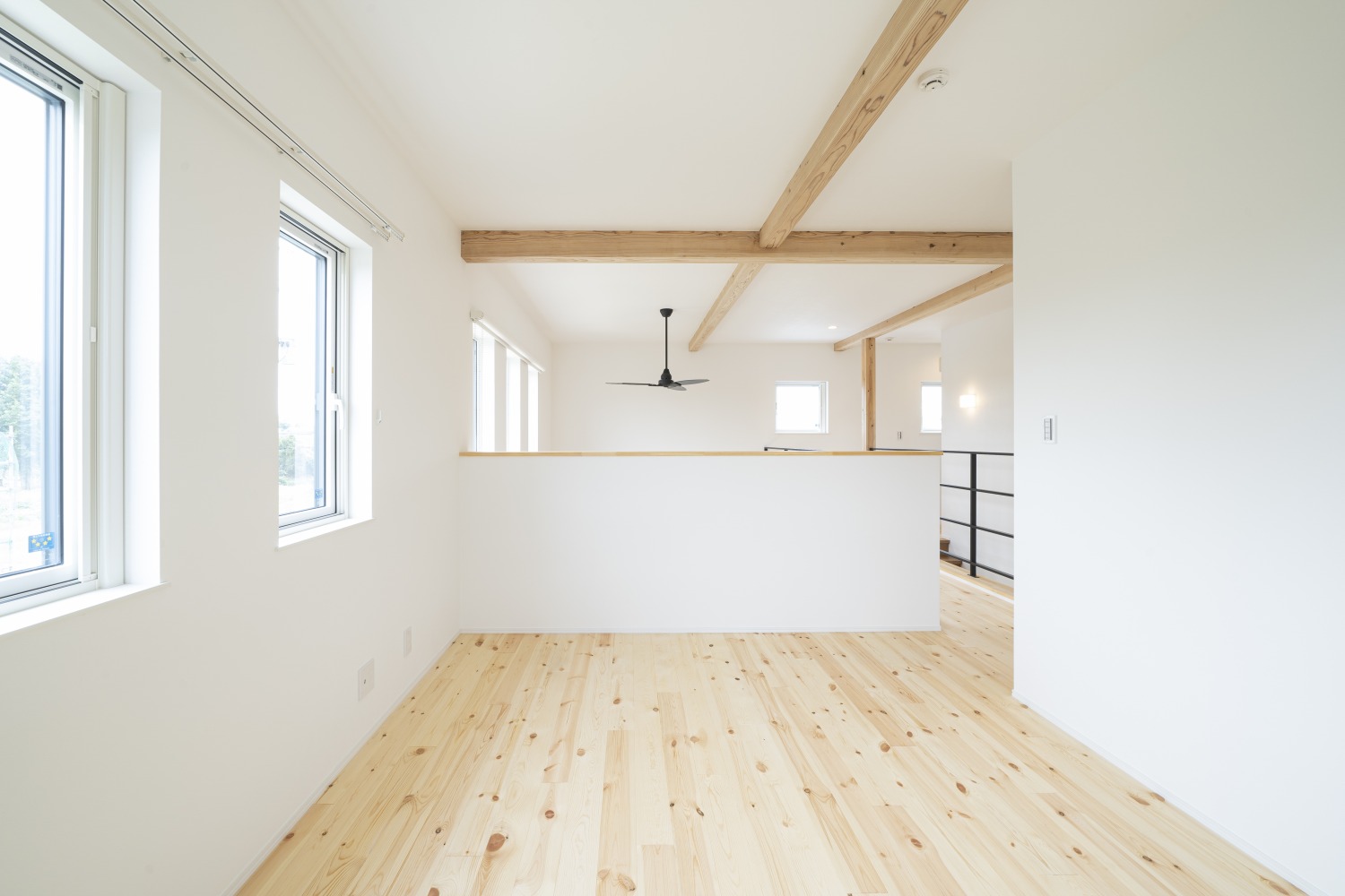 黒×グレーの格好いい外観で2階に広いフリースペースがあるお家。注文住宅Simple Box12