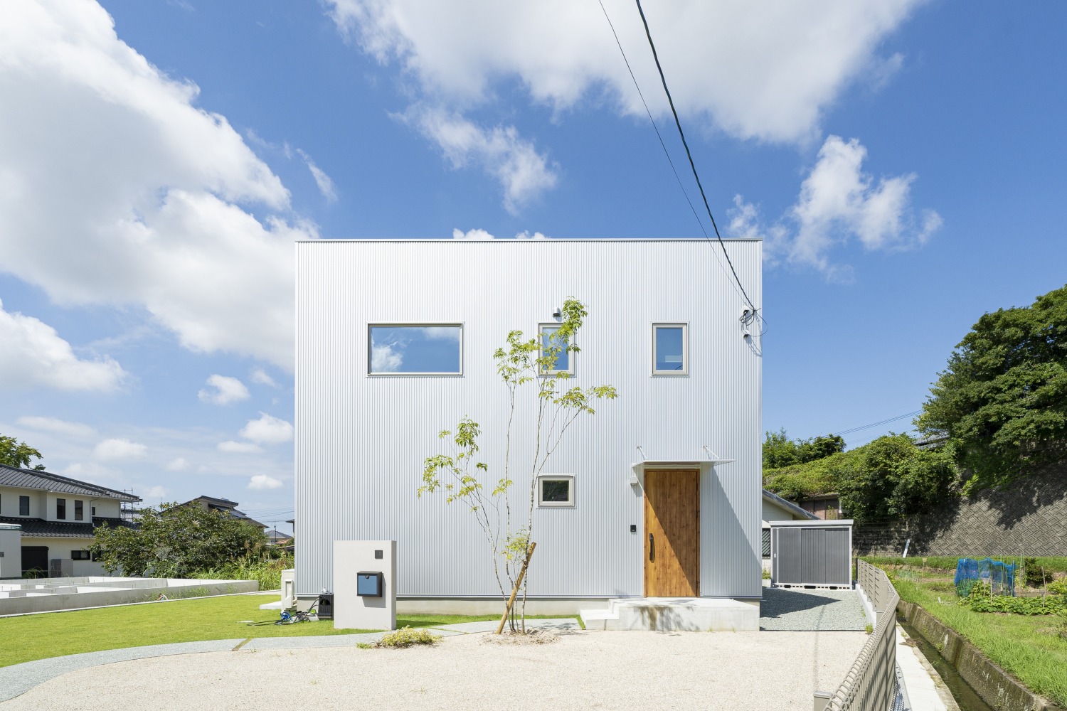 青空と緑の芝生に映える四角いお家。注文住宅 FRAMEシリーズ「BOX」01