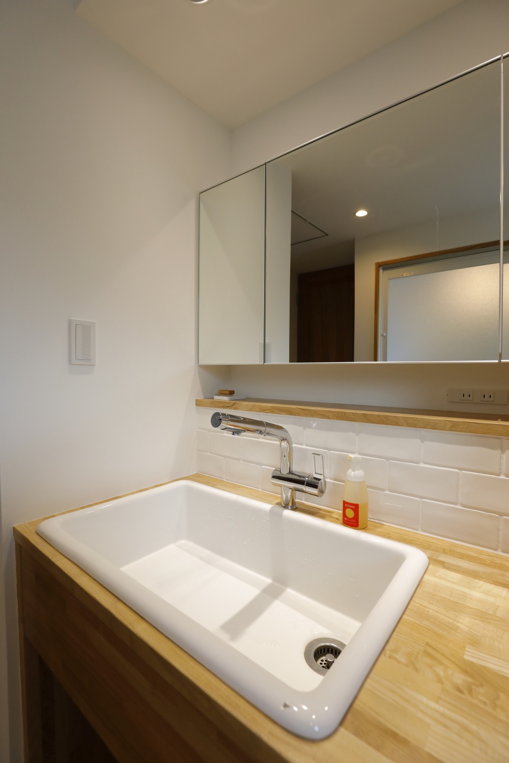 福岡県久留米市の注文住宅会社ホームラボ　HOMEiの洗面施工事例画像