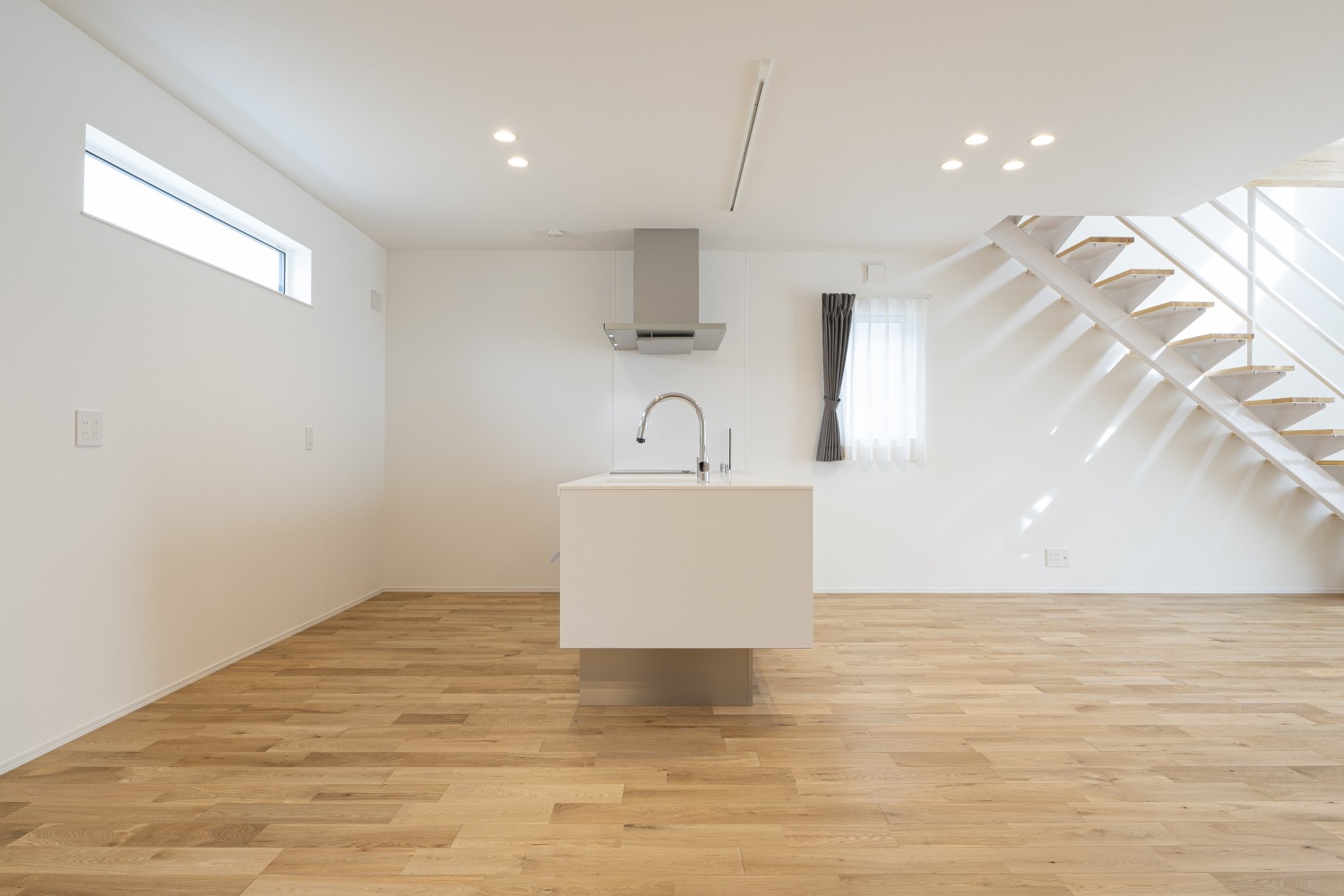 ホワイト×木目調で統一されたシンプルなお家。注文住宅 FRAMEシリーズ「BOX」10