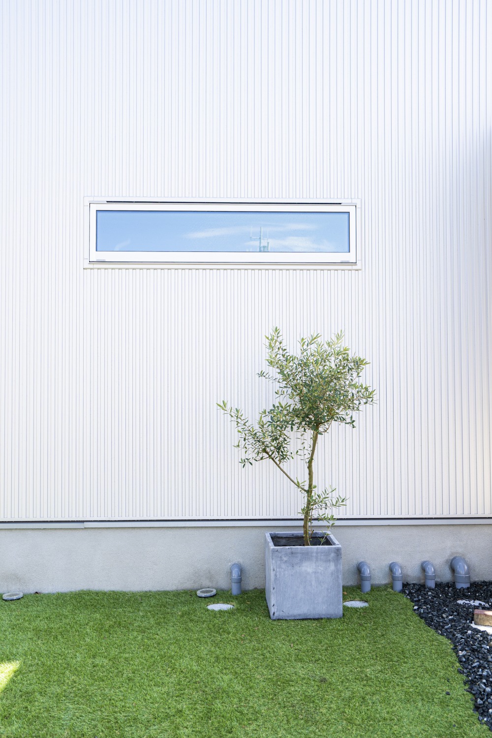 シルバーの外壁に植物のグリーンが映える家。福岡久留米の注文住宅 FRAMEシリーズ「BOX」04