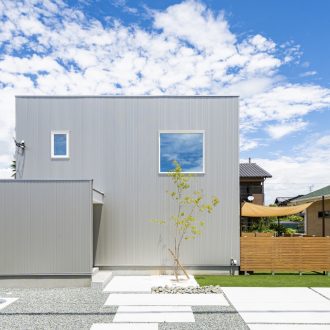 福岡県久留米市の注文住宅会社ホームラボ　BOXの青空が映えるシルバーの外観施工事例画像