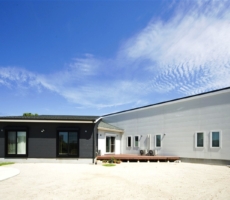 福岡県久留米市の注文住宅会社ホームラボ　HOMEiの白と黒の平屋の外観施工事例画像