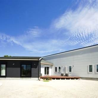 福岡県久留米市の注文住宅会社ホームラボ　HOMEiの白と黒の平屋の外観施工事例画像