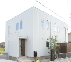 福岡県久留米市の注文住宅会社ホームラボ　BOXの白い外観施工事例画像