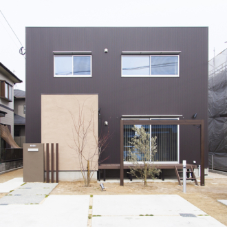 福岡県久留米市の注文住宅会社ホームラボ　BOXの茶色い外観施工事例画像