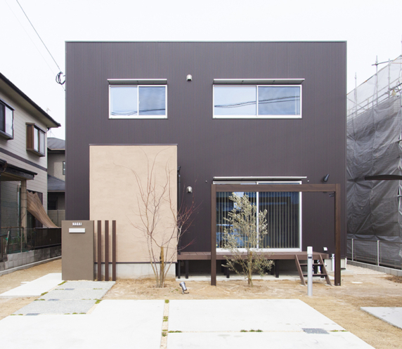 福岡県久留米市の注文住宅会社ホームラボ　BOXの茶色い外観施工事例画像