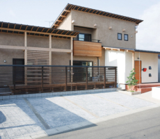 福岡県久留米市の注文住宅会社ホームラボ　HOMEiの木の質感を生かした塗り壁の外観施工事例画像