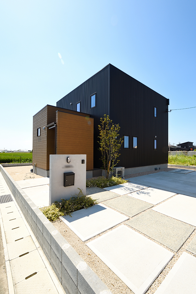 黒いシンプルな四角いお家、注文住宅Simple Box＋Box(シンプルボック)02