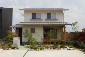 季節の移ろいを庭で感じる家