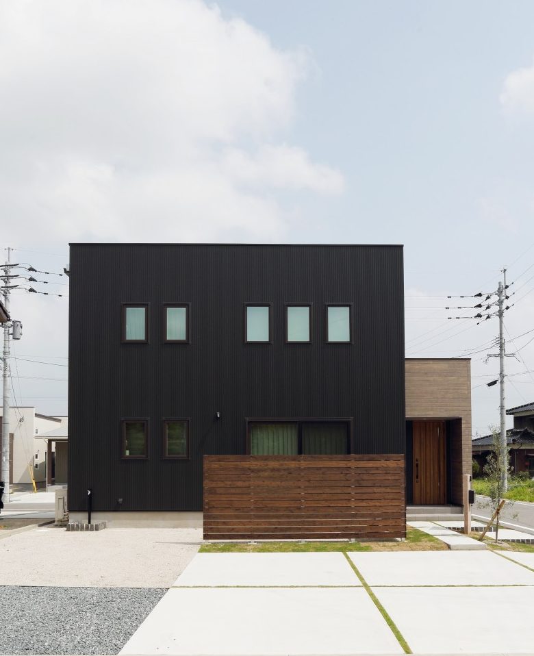 黒とオークのツートンがかっこいいお家、注文住宅Simple Box +Box（シンプルボックル＋ボックス）　01