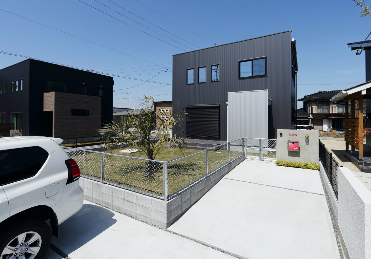 アメリカンフェンスと芝生の家。注文住宅Simple Box01