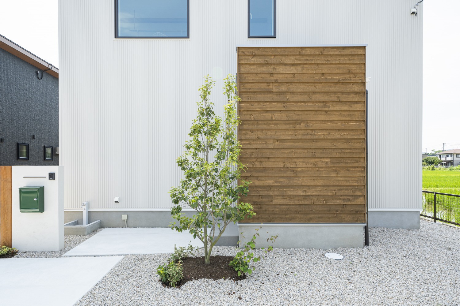 ホワイトの外観に木がアクセントのナチュラルな四角い家、注文住宅Simple Box02
