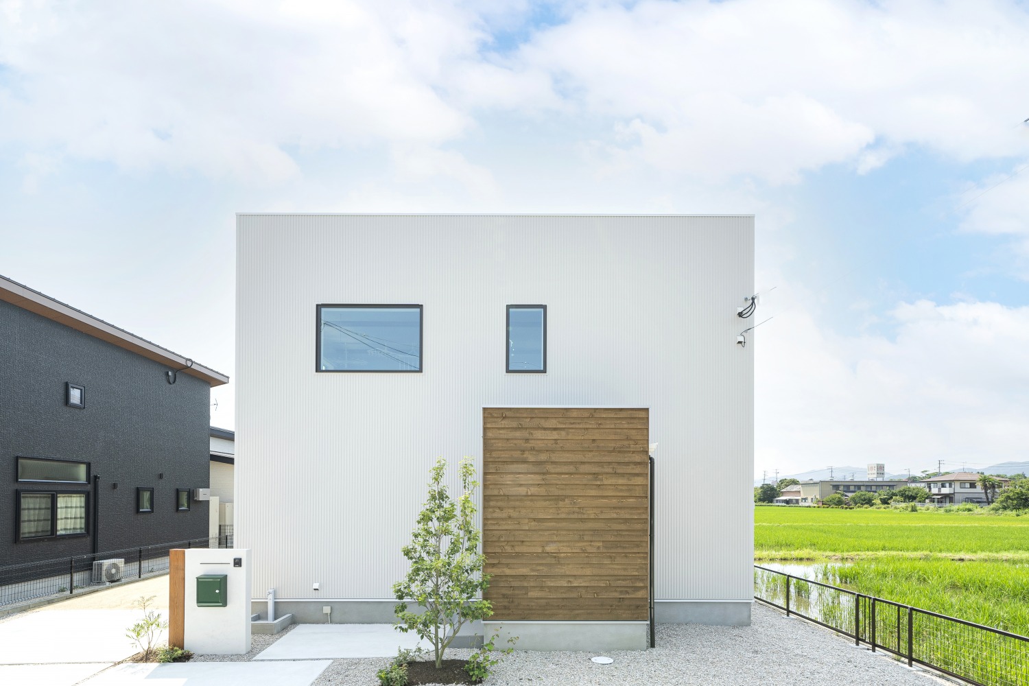 ホワイトの外観に木がアクセントのナチュラルな四角い家、注文住宅Simple Box01