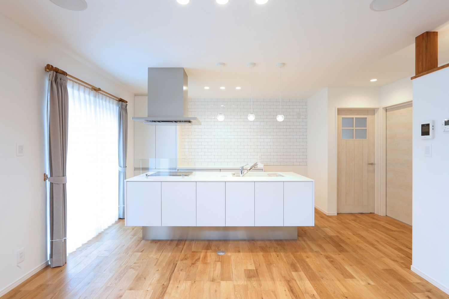 ホワイトのキッチンとタイル使いがおしゃれな四角い家、注文住宅Simple Box08