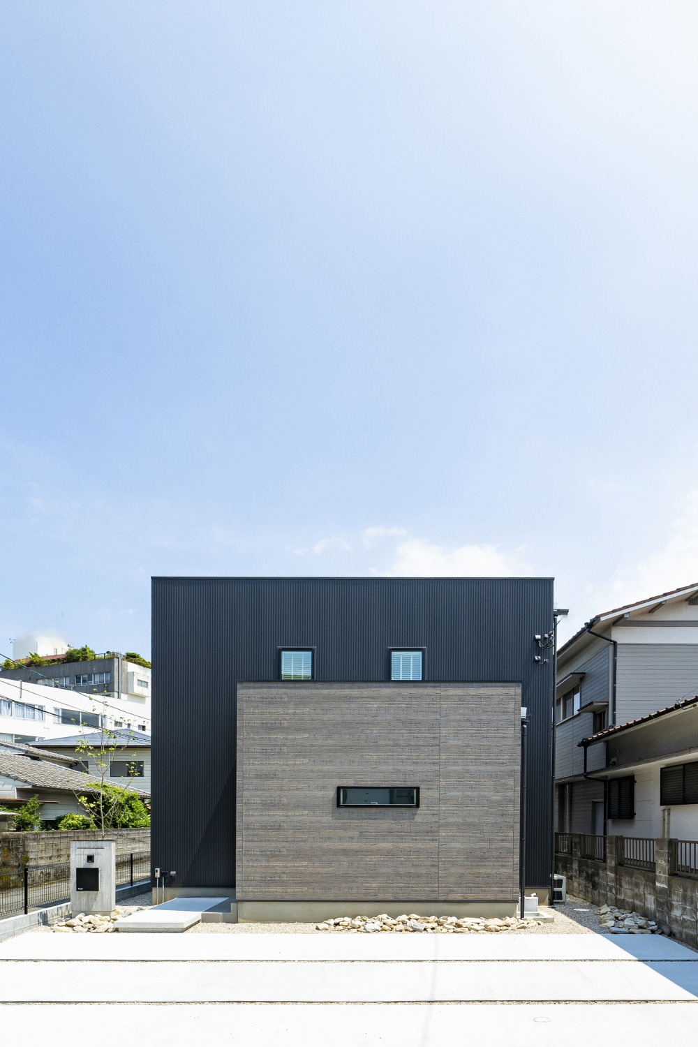 ブラックの鉄骨階段がスタイリッシュな四角い家、注文住宅Simple Box01