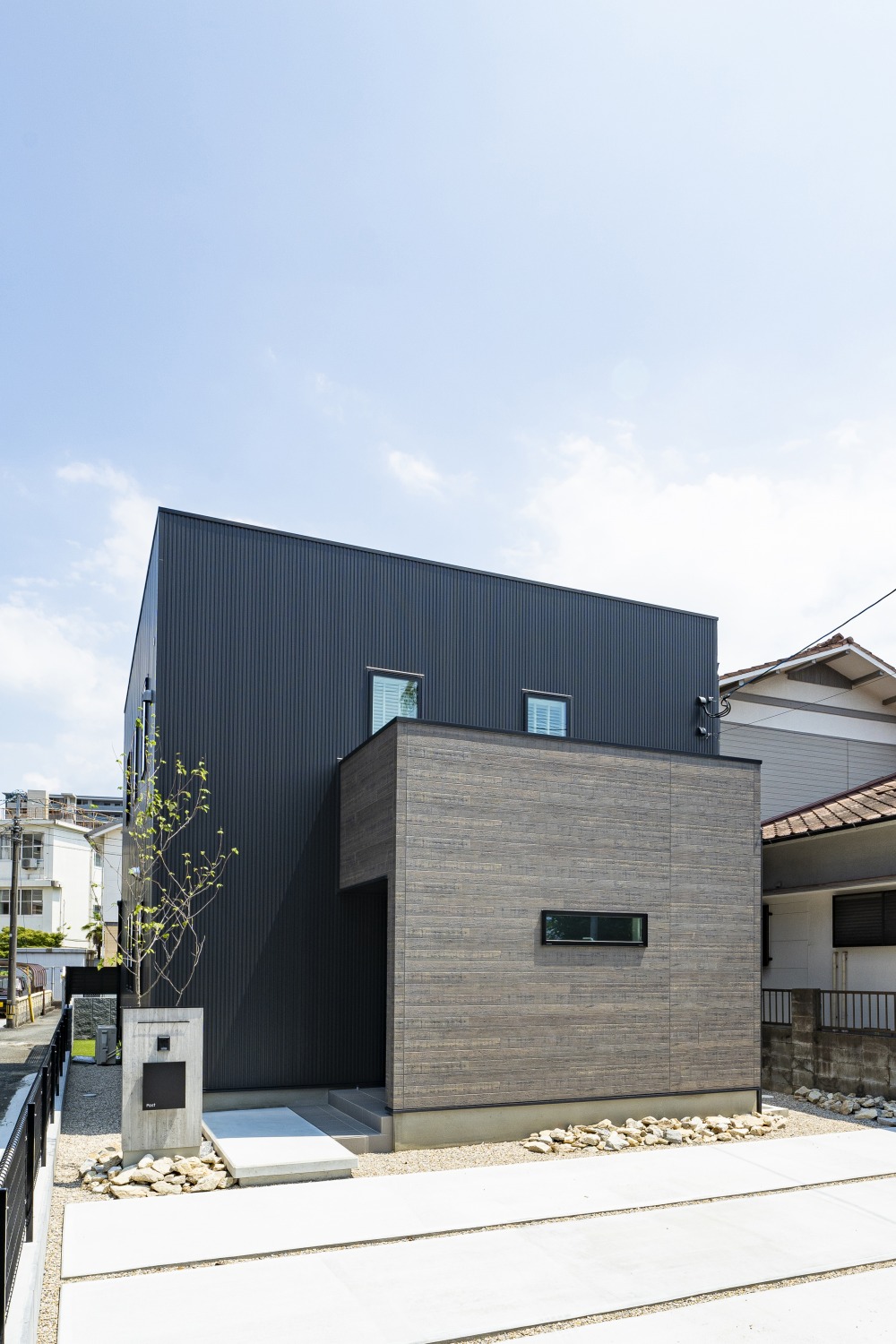 ブラックの鉄骨階段がスタイリッシュな四角い家、注文住宅Simple Box02