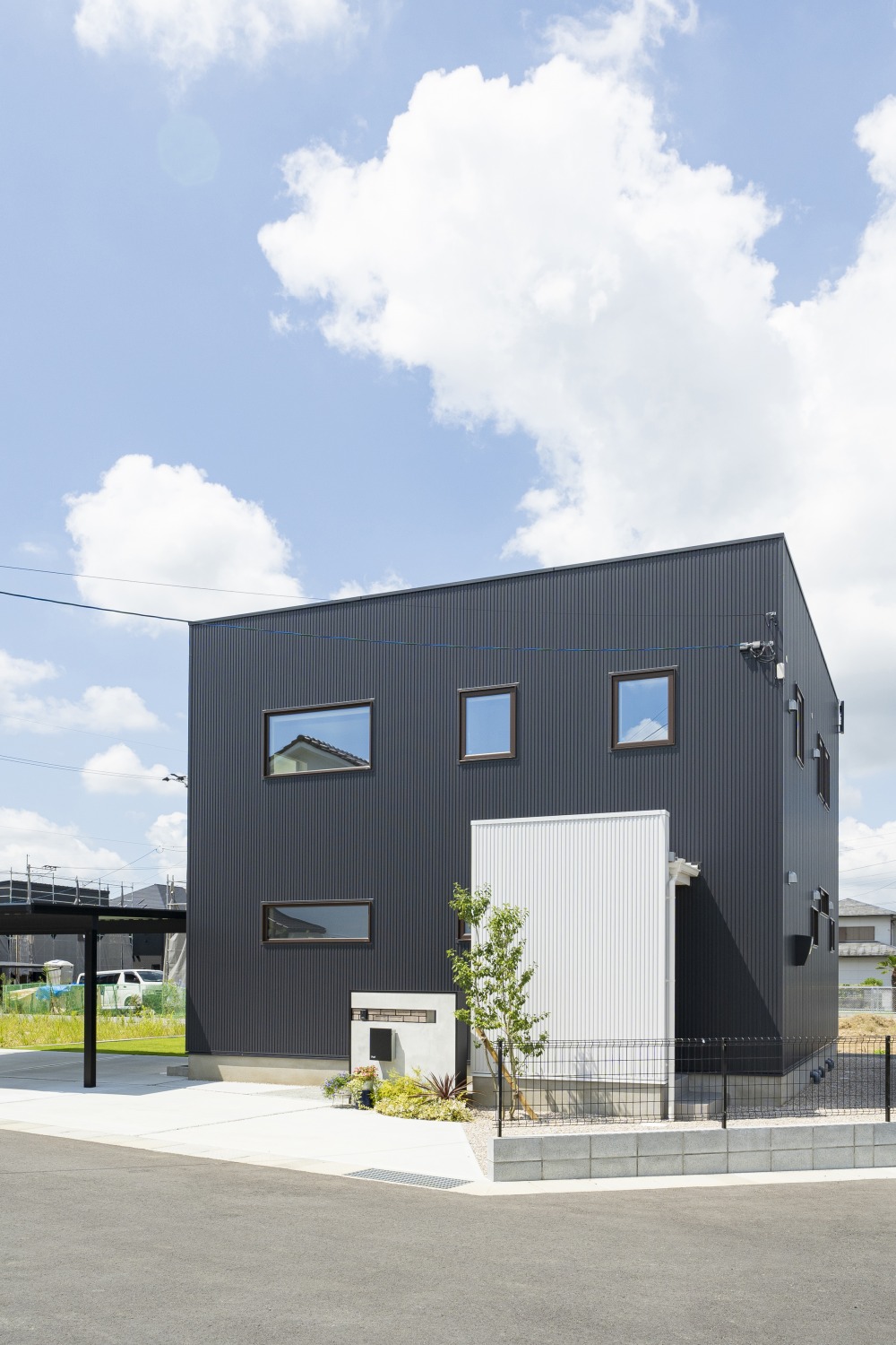 ブラックとホワイトのコントラストが美しい、四角い家。注文住宅Simple Box02