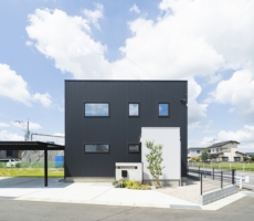 福岡県久留米市の注文住宅会社ホームラボ　BOXのブラック×ホワイトの外観施工事例画像