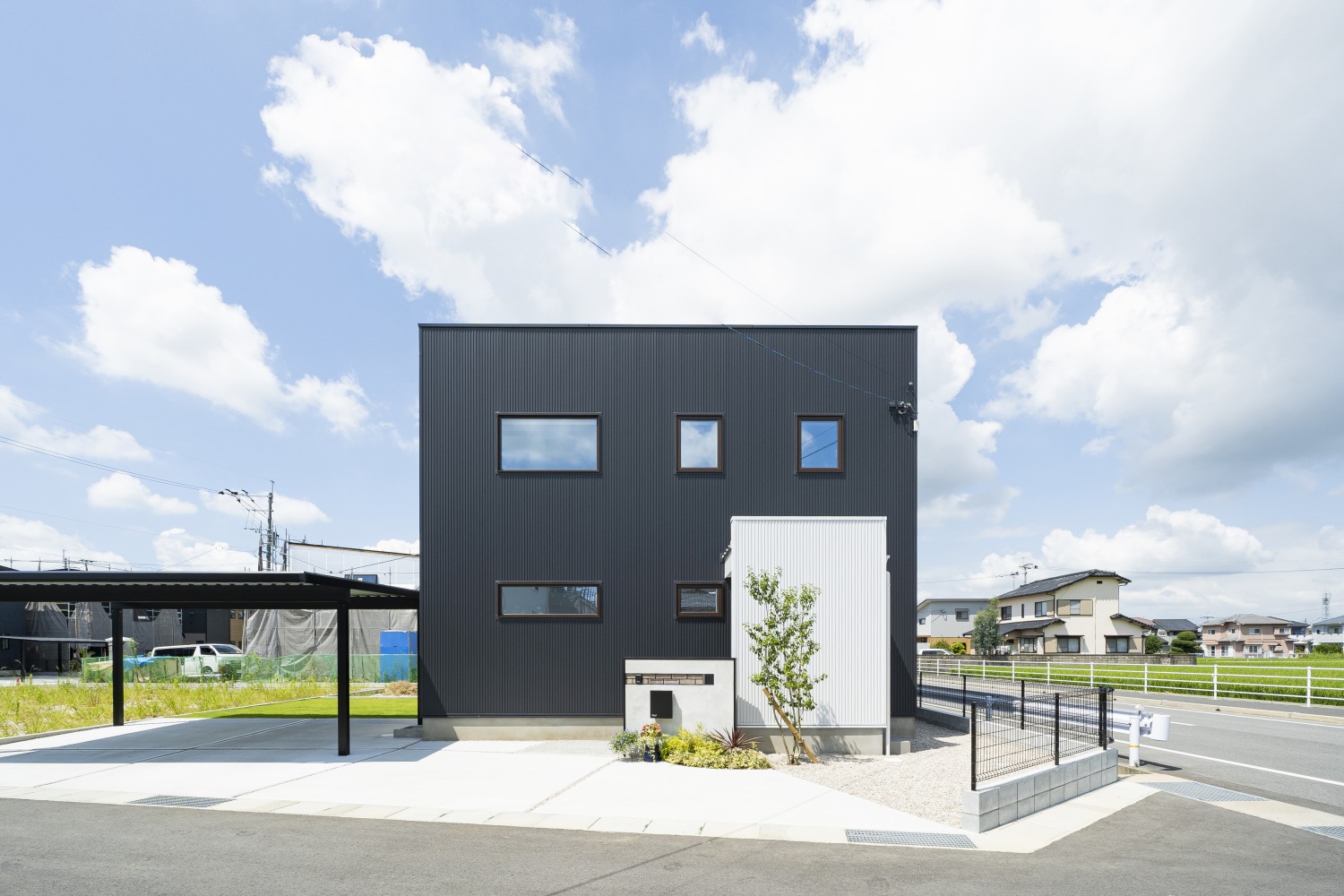 ブラックとホワイトのコントラストが美しい、四角い家。注文住宅Simple Box01