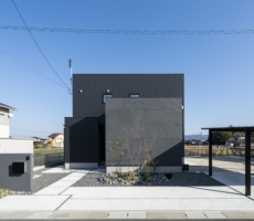 福岡・久留米・佐賀の注文住宅　ホームラボ　黒いガルバリウム外壁の外観施工事例画像　