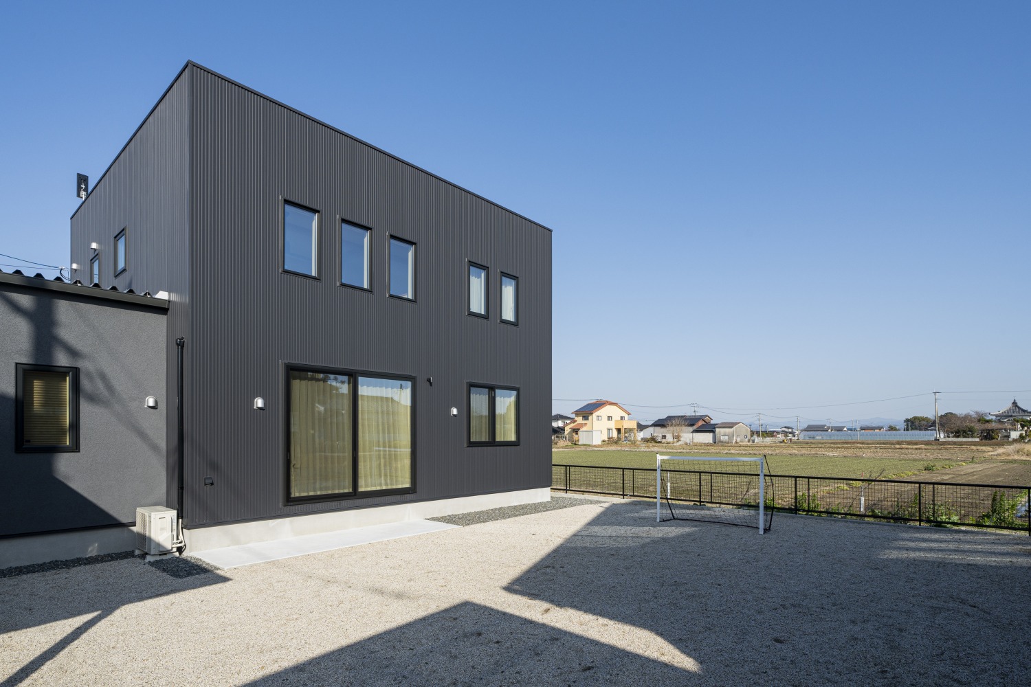 黒×グレーの格好いい外観で2階に広いフリースペースがある家。注文住宅Simple Box02