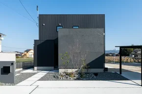 黒×グレーの格好いい外観の家