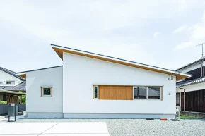 共働き夫婦が、子供との時間を第一に考えた平屋