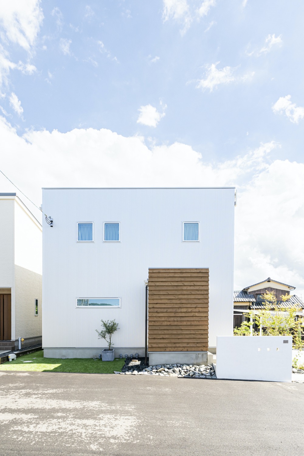 シルバーの外壁に植物のグリーンが映える家。福岡久留米の注文住宅 FRAMEシリーズ「BOX」01