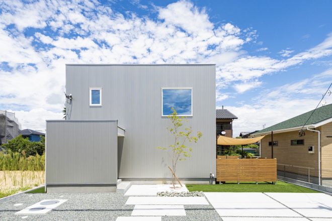 福岡県久留米市の注文住宅会社ホームラボ　BOXの青空が映えるシルバーの外観施工事例画像