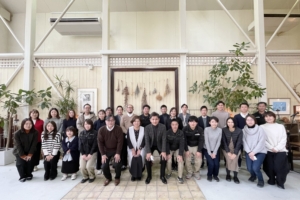本日から仕事はじめ。スタッフみんなで新年会を行いました！