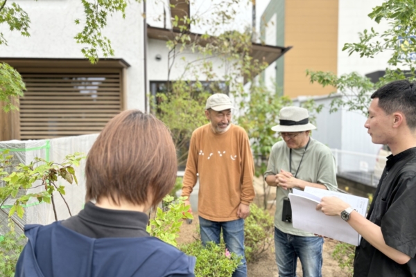 伊礼智先生と造園家 小林さんとスタッフで現場打ち合わせ