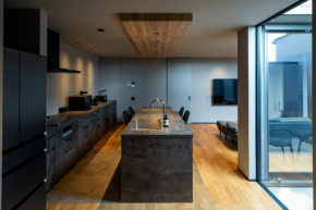 無垢のぬくもりと静かな色合い。ホテルライクな平屋