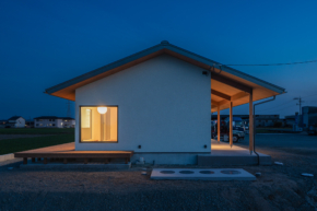 緑と寄り添い、人が自然と集まる平屋〈Labo〉